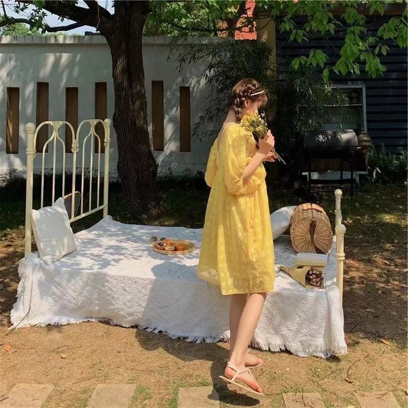 Đầm Tay Phồng Cổ Vuông Họa Tiết Hoa Cúc Phong Cách Retro