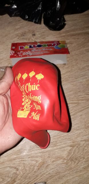 Chiếc bong bóng tròn In chữ CHÚC MỪNG NĂM MỚI loại to khi bơm 90cm hoặc 50cm bằng cao su