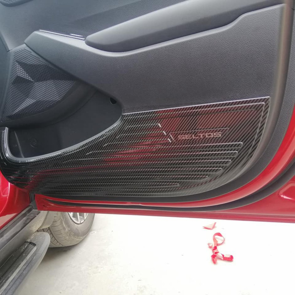 Ốp chống xước Tapli cánh cửa cacbon xe Kia Seltos 2020- 2021 vân Carbon cao cấp