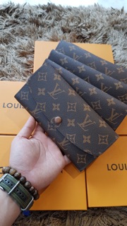 Ví dài Lv cúc bấm( ảnh tự chụp)