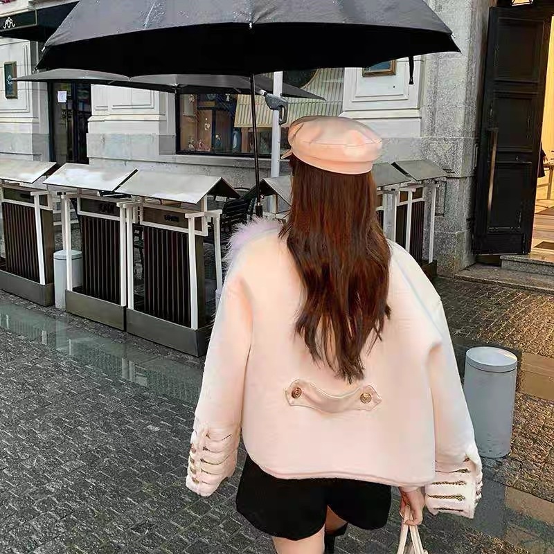 Áo Choàng Lông Phối Viền Dây Xích Vàng Phong Cách Hoàng Gia