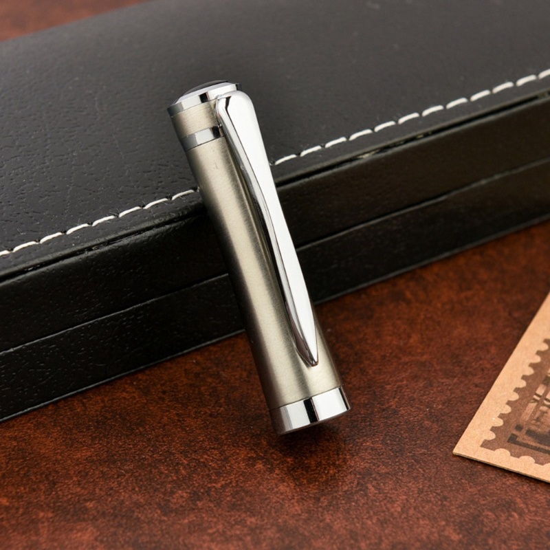 Bút bi mực đen bằng kim loại dùng trong văn phòng hoặc trường học tiện lợi