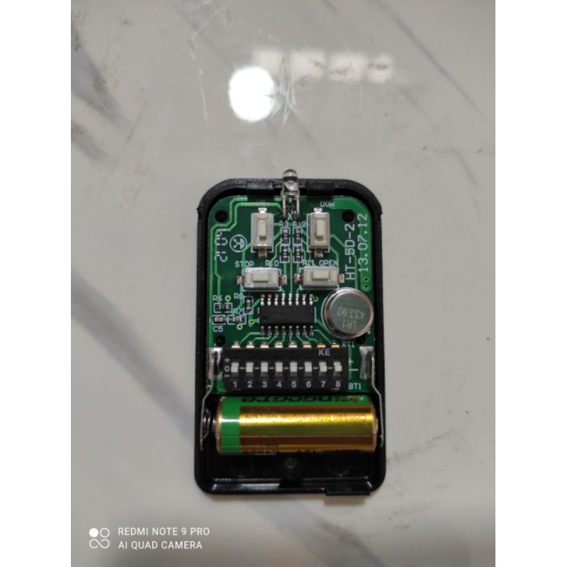 Tay điều khiển cửa cuốn TEC mã gạt 433 mhz