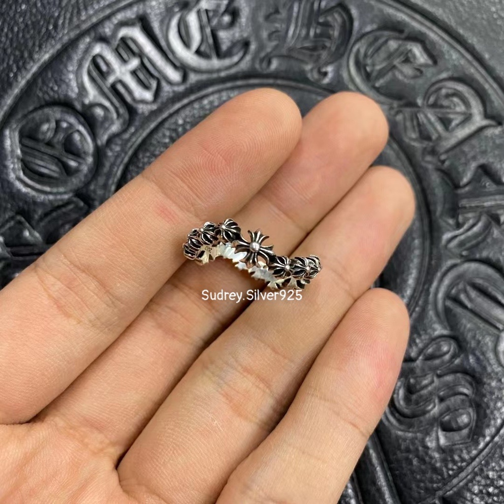 Nhẫn bạc Chrome Heart được làm từ bạc925,mẫu thiết kế nhỏ gọn tinh tế dành cho cả nam và nữ.Hàng cao cấp nhất thị trường