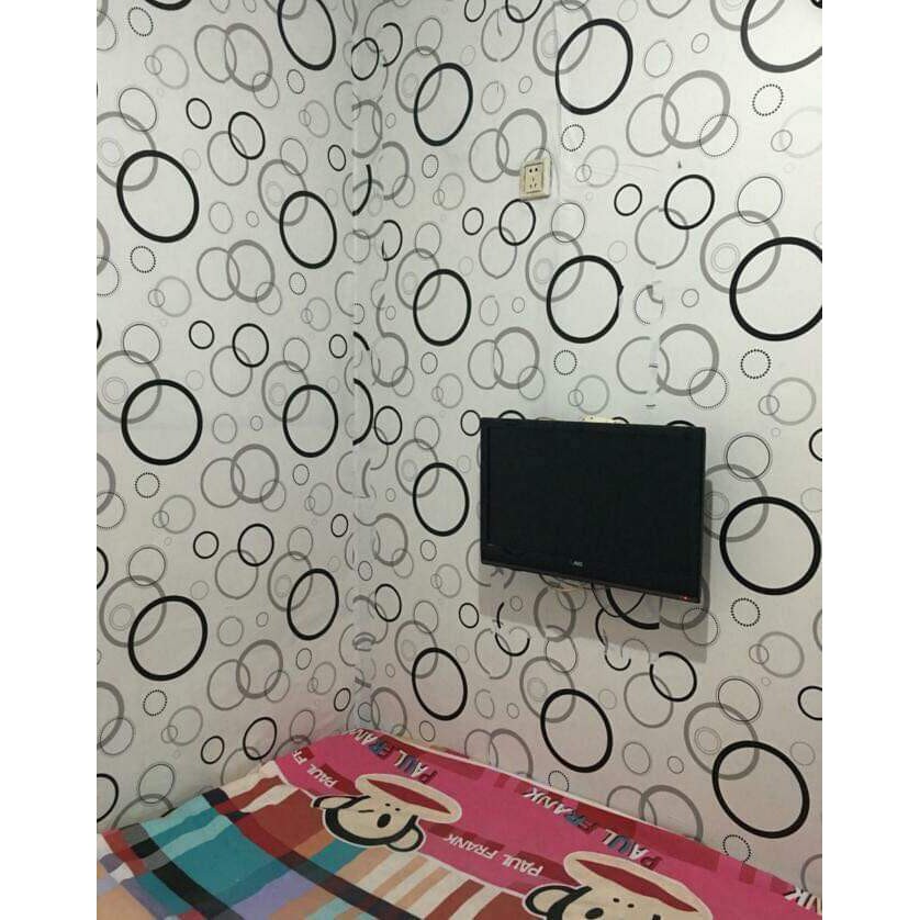 Giấy dán tường có sẵn keo mặt sau hay còn gọi là decal dán tường theo cuộn. Khổ mỗi cuộn là dài 10m, rộng 0.45m / cuộn