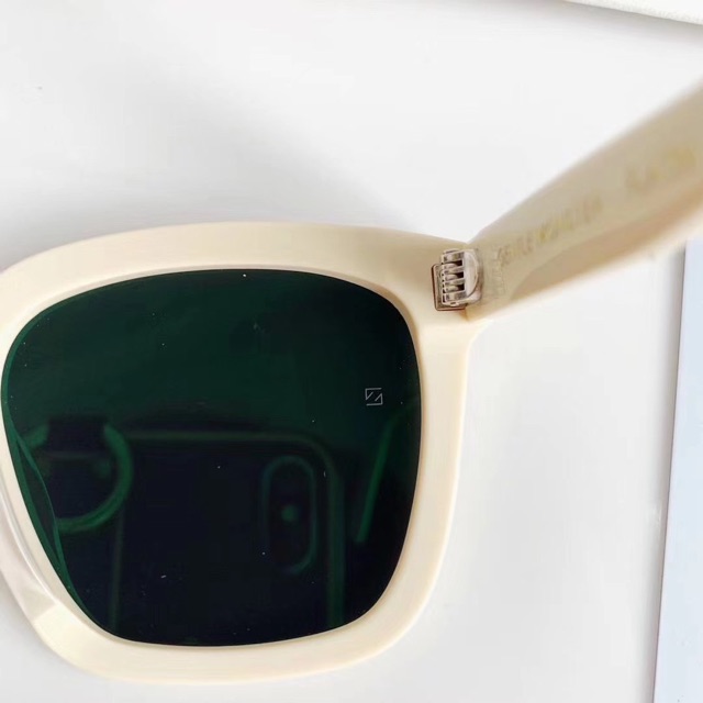 Kính râm gọng trắng