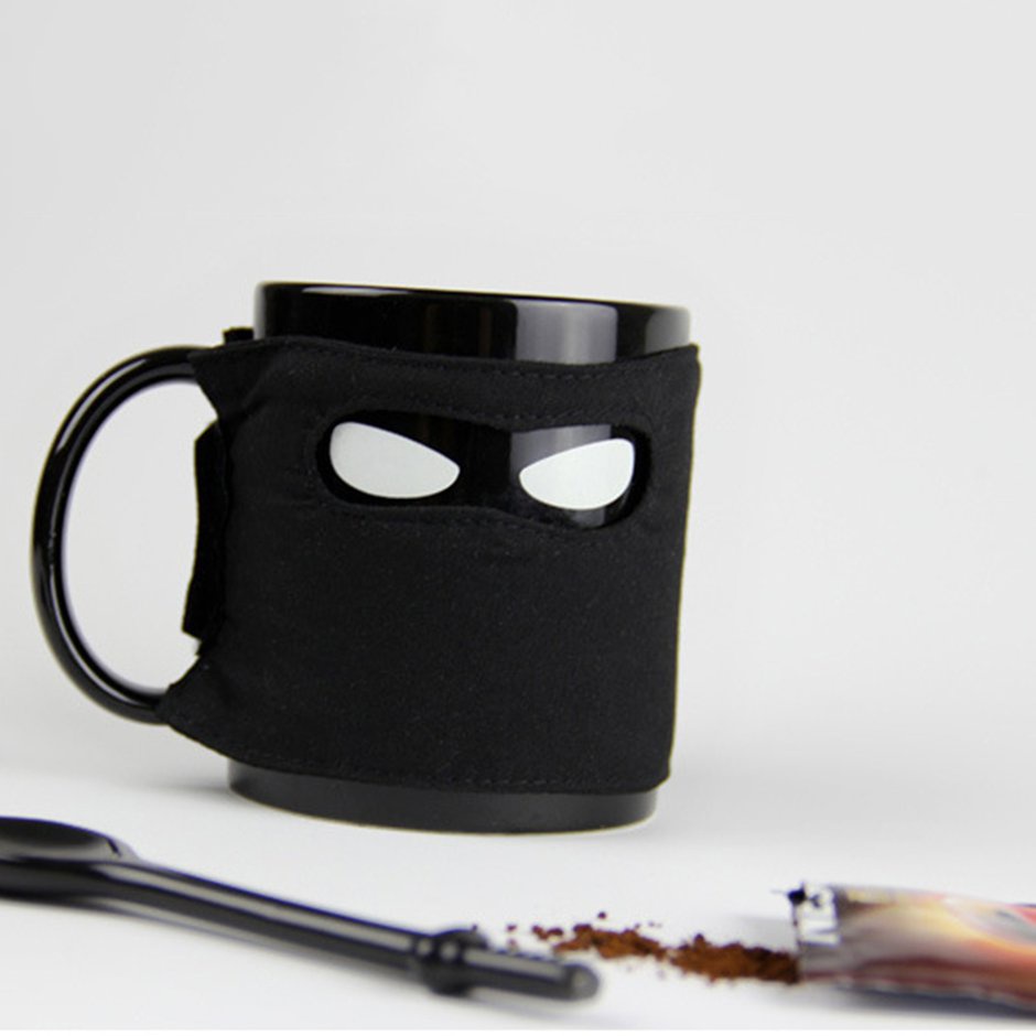 Cốc sứ màu đen hình mặt nạ ninja kèm muỗng tiện dụng 10.23
