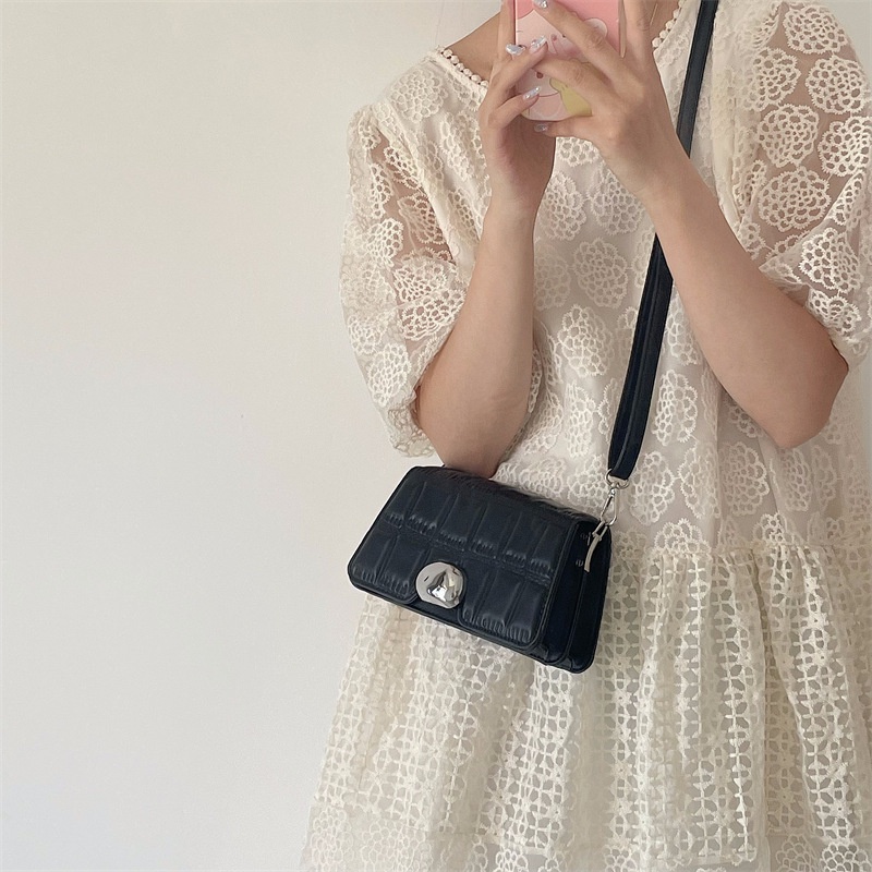 Túi Xách Đeo Vai Đính Đá Phối Dây Xích Ngọc Trai Đơn Giản Xinh Xắn