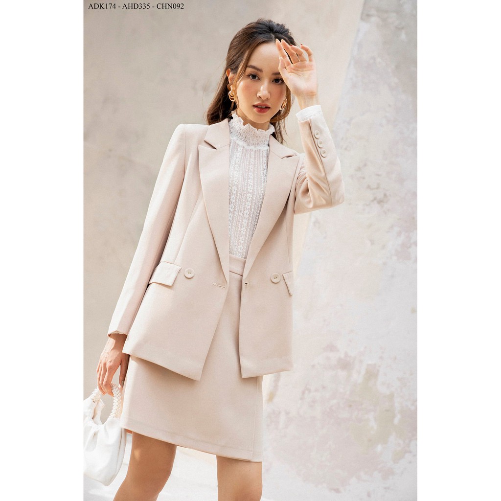 TIIN STORE Áo blazer cổ ve nhọn tay xẻ đính 3 khuy by Tiin