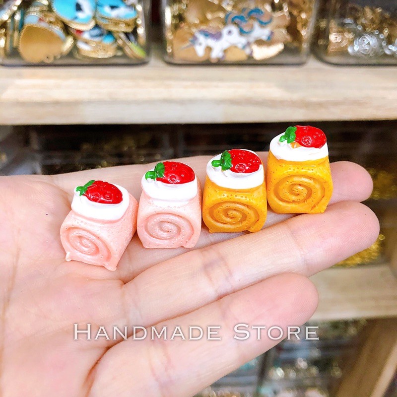 Charm bánh cuộn dâu
