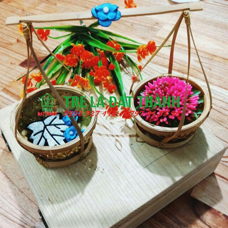 Đôi quang gánh cắm hoa trang trí bàn thờ, gồm 1 đòn, 2 giắng gánh và 2 thúng