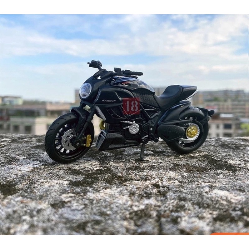 Xe mô hình Diavel (tặng kèm đế)