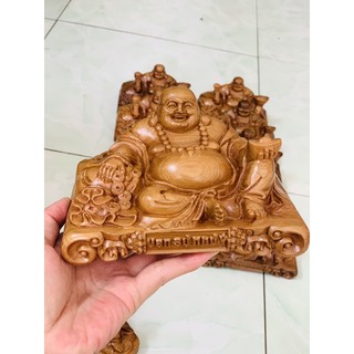 Tượng Di lặc để xe gỗ bách xanh