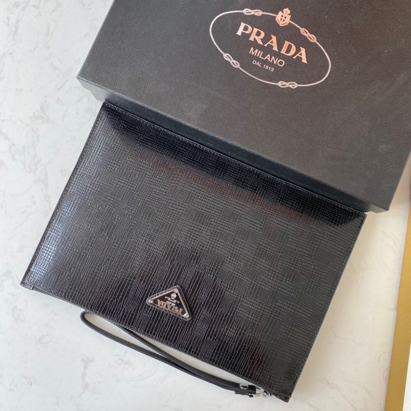 Clutch nam da thật cao cấp logo thương hiệu Prada màu trơn có 2 màu