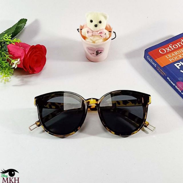 Mắt kính thời trang nữ kiểu dáng điệu cá tính