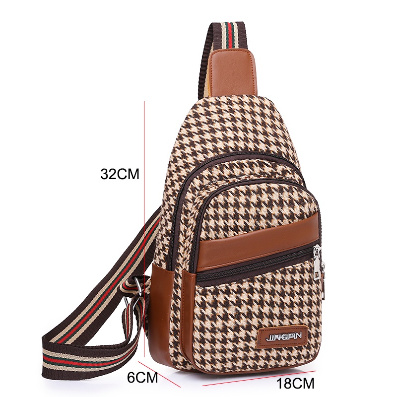 Túi đeo chéo vai và trước ngực màu tương phản dễ phối đồ cho nữ