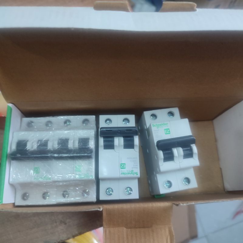 CB ĐÔI 16A ,CẦU DAO 2PHA 20A,APTOMAT 2PHA 25A,32A SCHNEIDER 40A,50A,63A