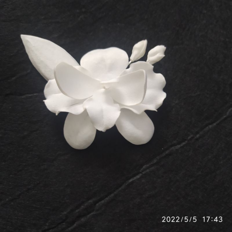 Hoa lan cài áo handmade Joli màu trắng