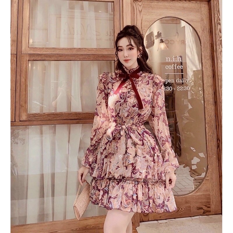 V636 Váy Hoa Đuôi Bèo Xếp Tầng Dịu Dàng , Đầm Dài Tay Phối Cổ Nơ Cột Eo Tôn Dáng