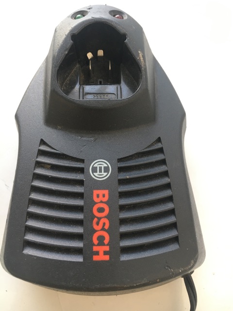 Đốc sạc Bosch zin 10,8v-12v , dòng 3A , xạc mới 98% điện áp dùng 110v