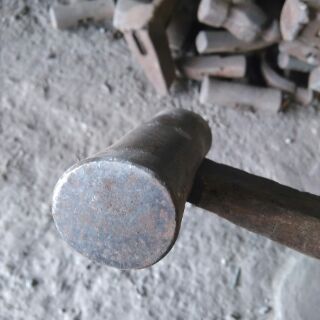 Búa đóng đinh nhật bãi
