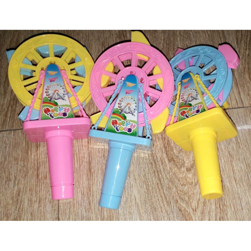 Một cái mô hình cối xoay gió bằng nhựa có đèn rất đẹp