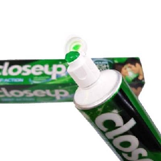 kem đánh răng closeup  tác động sâu thái lan 160g