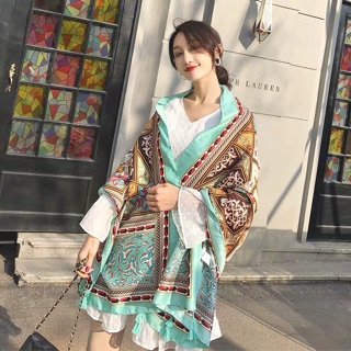 Khăn choàng cổ đi biển.