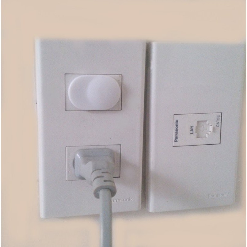 Một chiếc nút bịt ổ điện bằng nhựa trắng an toàn cho bé KBHH