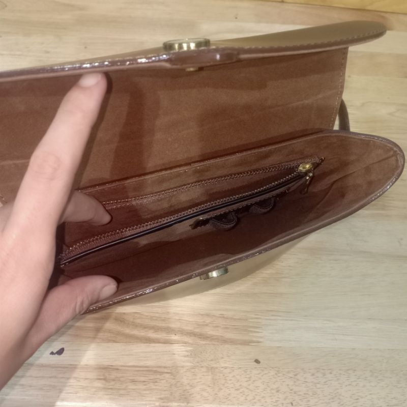 Túi đeo chéo da cứng phom hộp secondhand 040722