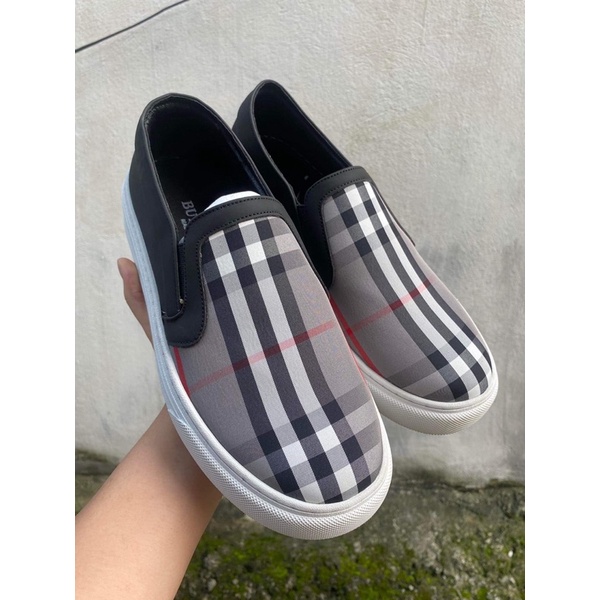 Giày lười slipon buberry nam . Giày thể thao buberry buộc dây kẻ đen kèm hộp
