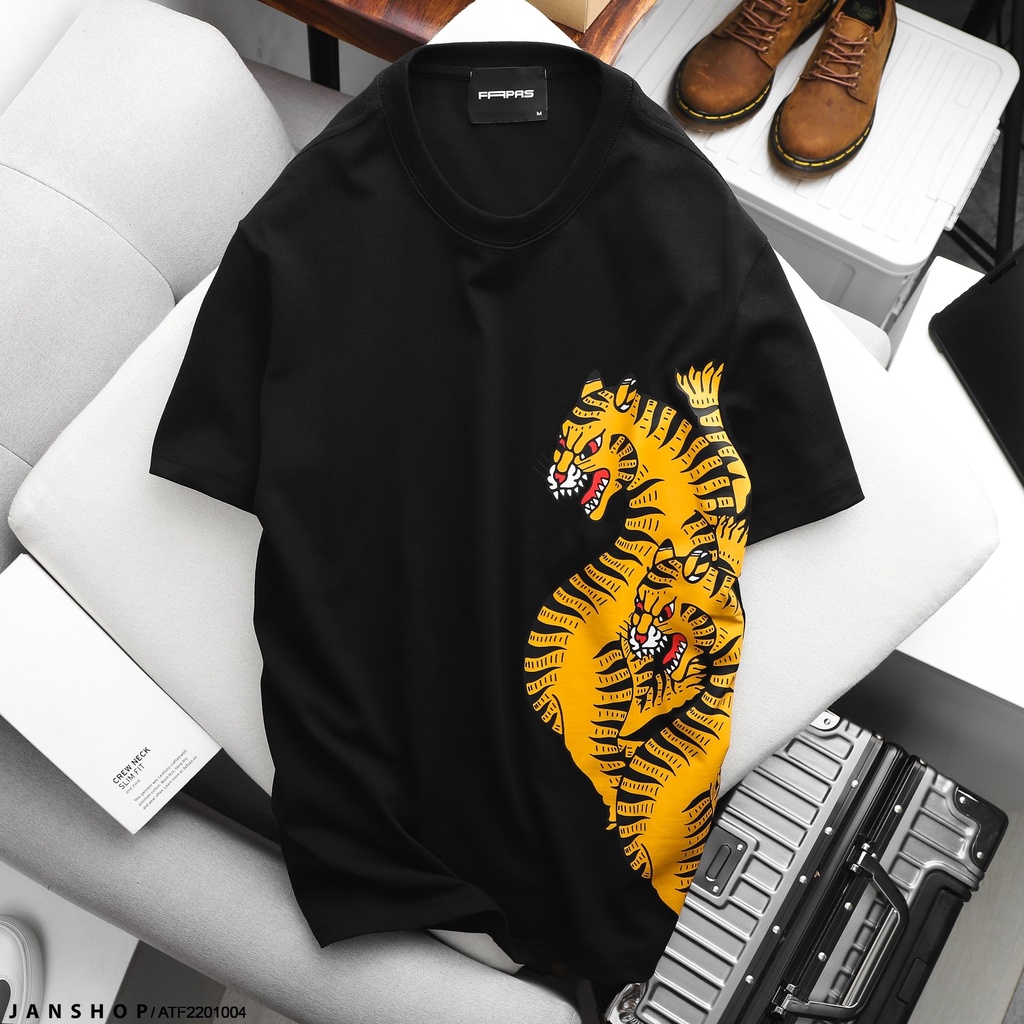 Áo Thun Con Hổ Một Bên Áo Vàng Mới Lẹ Trẻ Trung