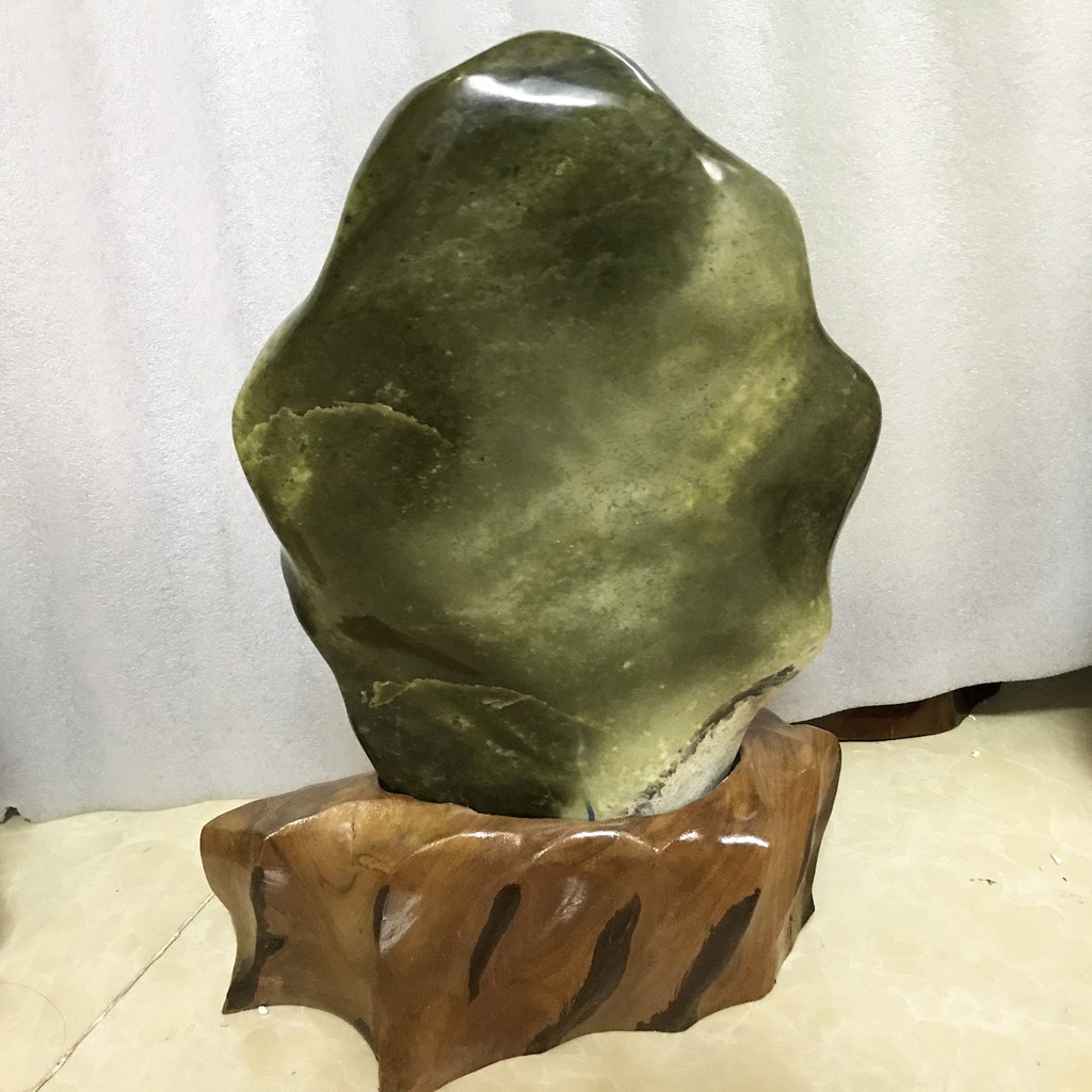 Cây đá phong thủy màu xanh màu lá tự nhiên cao 38 cm nặng khoảng 10 kg cho mệnh Hỏa và Mộc