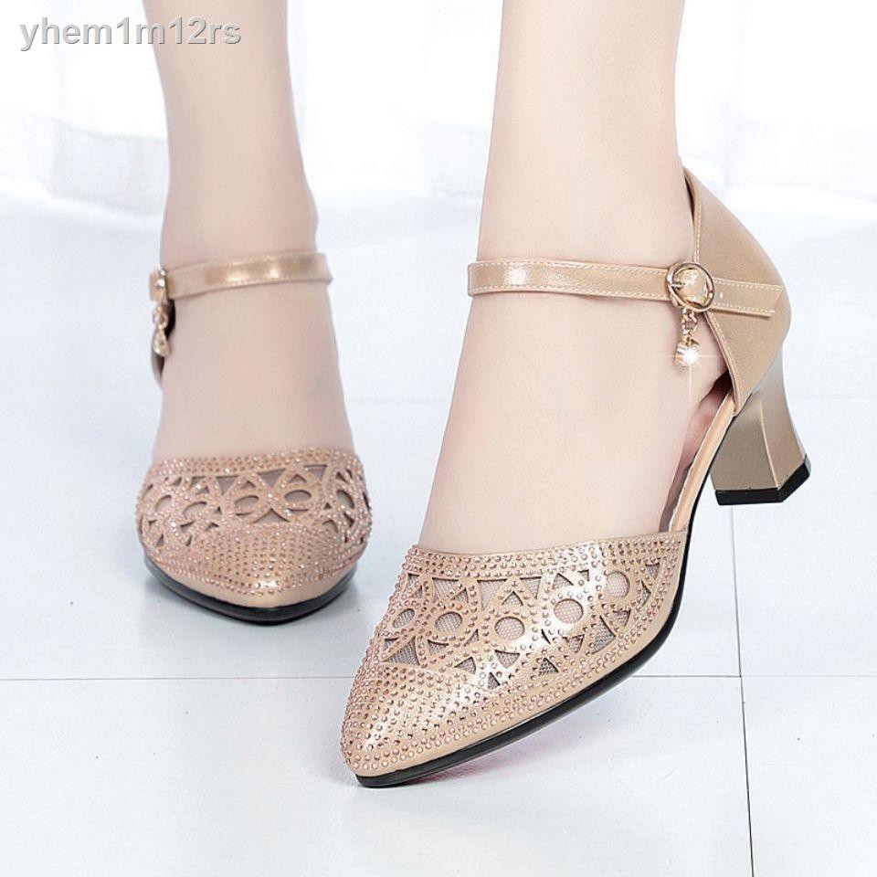 Giày dép da Hongqingyi phụ nữ 2021 mùa hè mới lưới rỗng ruột trung niên cao gót Baotou