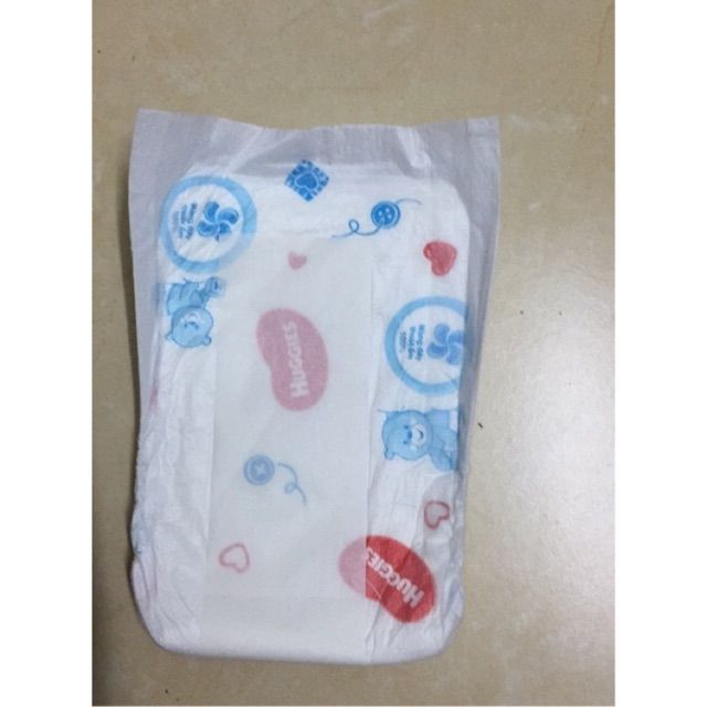 Combo 100 miếng lót sơ sinh huggies nb1 ,nb2 (hàng trần mẫu mới )