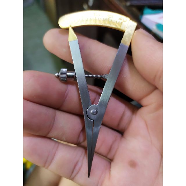 Compa cán vàng trong bộ nhấn mí