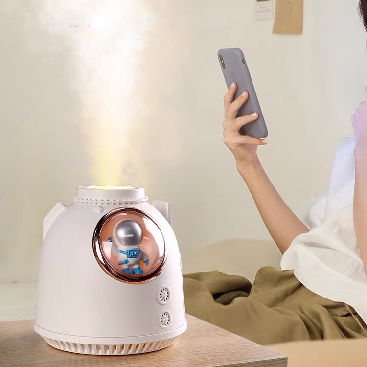 Máy Phun Sương Làm Ẩm Không Khí 260ML Hình Phi Hành Gia Có Đèn