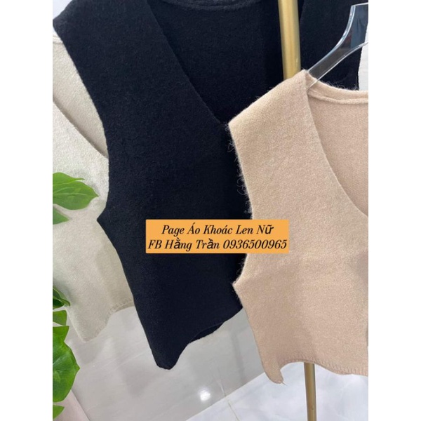 Áo khoác len ghile dáng ngắn phối nút túi cá tính.