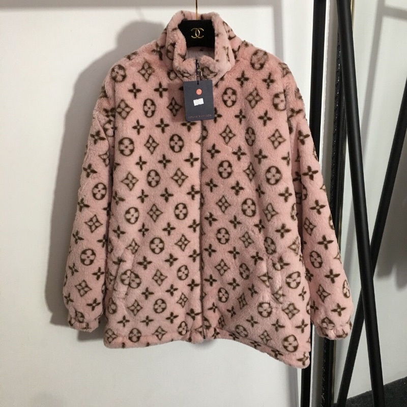 Áo khoác thời trang mùa đông hoạ tiết logo thương hiệu Louis Vuitton LV cao cấp chất liệu lông mềm mại ấm áp