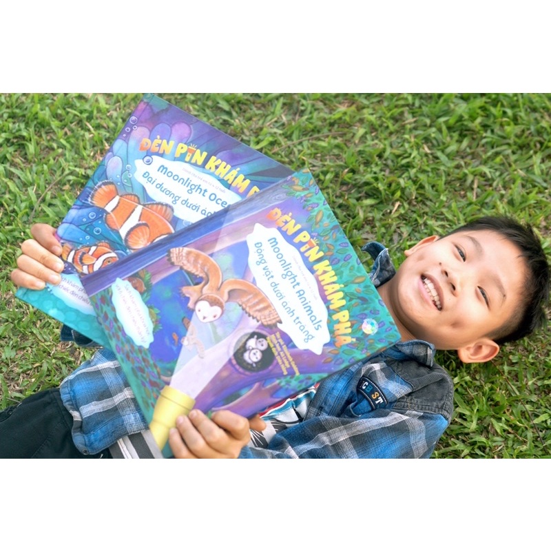 Sách - Đèn pin khám phá - Moonlight Ocean - Đại dương dưới ánh trăng