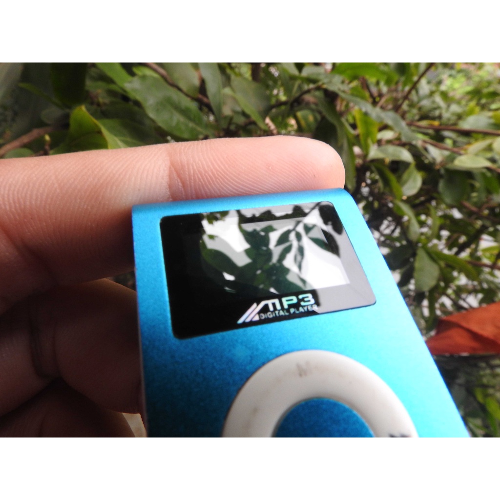 Máy nghe nhạc MP3 nhỏ xíu cầm tay bỏ túi nhỏ gọn có màn hình còn lên nguồn máy màu xanh còn đẹp