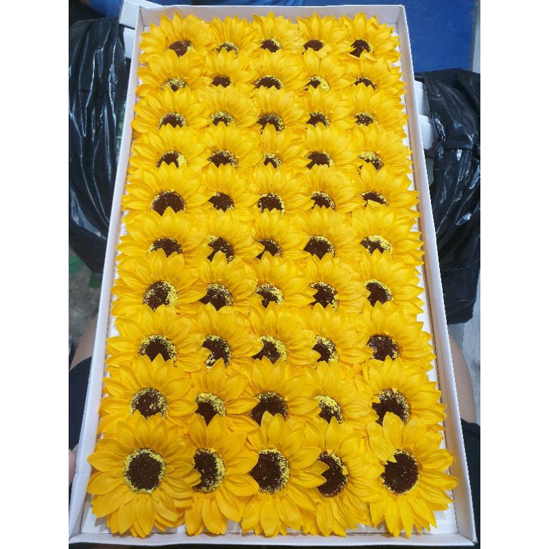Hộp hoa 50 bông hướng dương sáp.