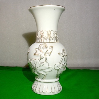 Bình hoa thờ cúng hoa sen trắng