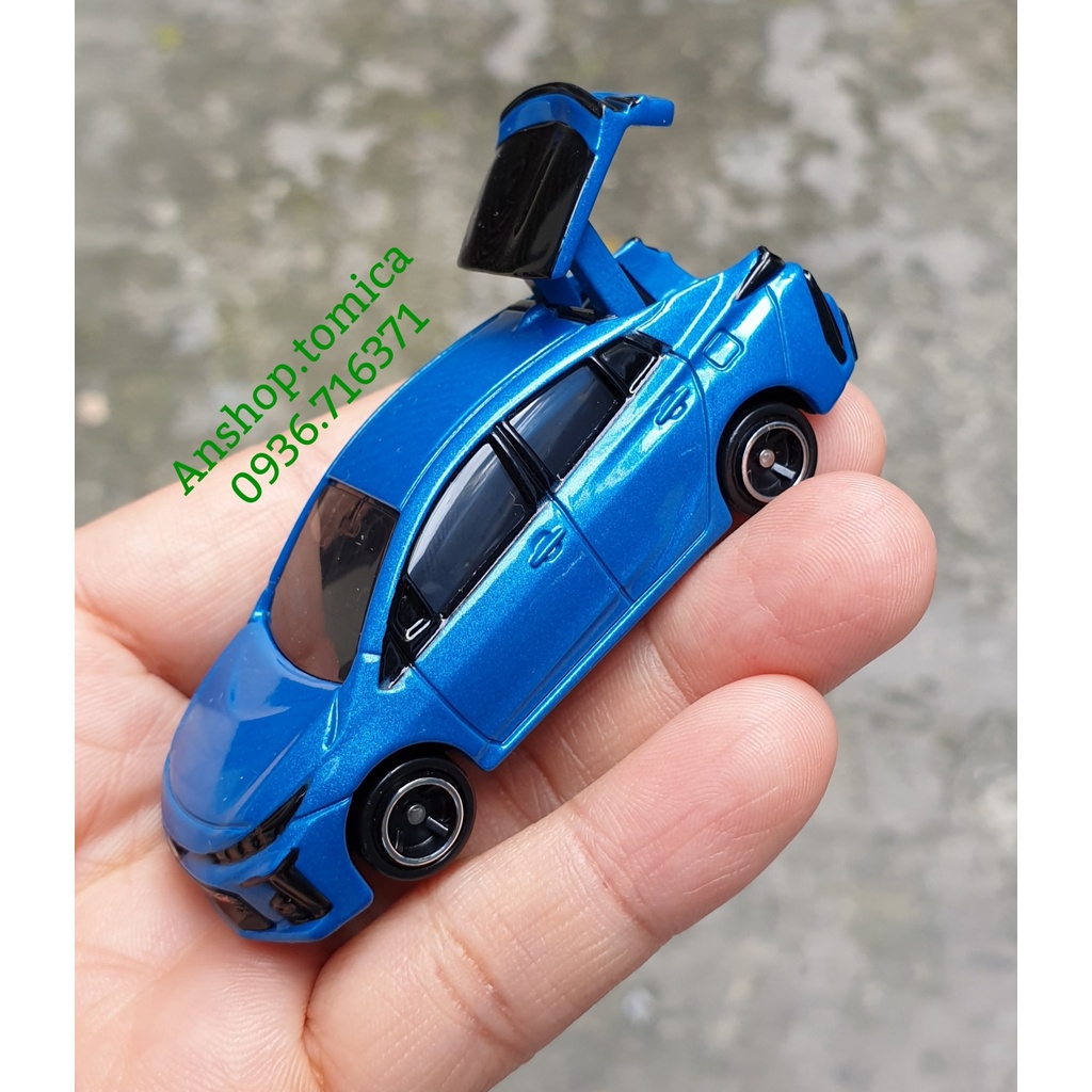 Mô hình siêu xe Toyota Prius màu xanh mở được cốp sau tomica Nhật Bản