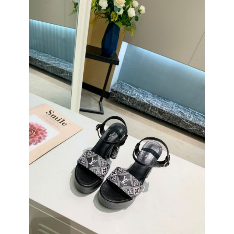 Giày cao gót có quai mũi tròn gót trước 4cm,gót sau 11,5cm LV