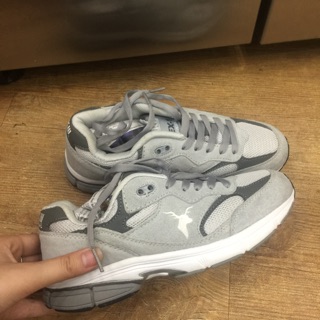 Giày thể thao size 37