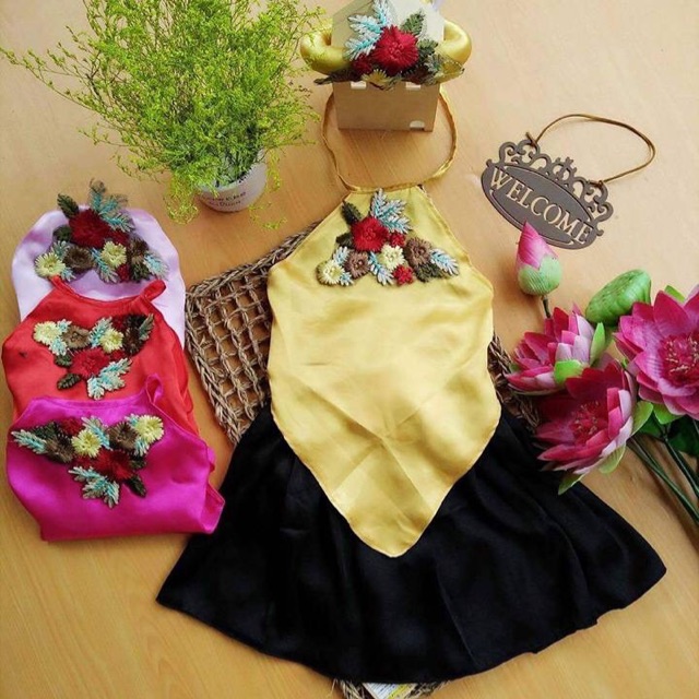 Yếm đào bé gái