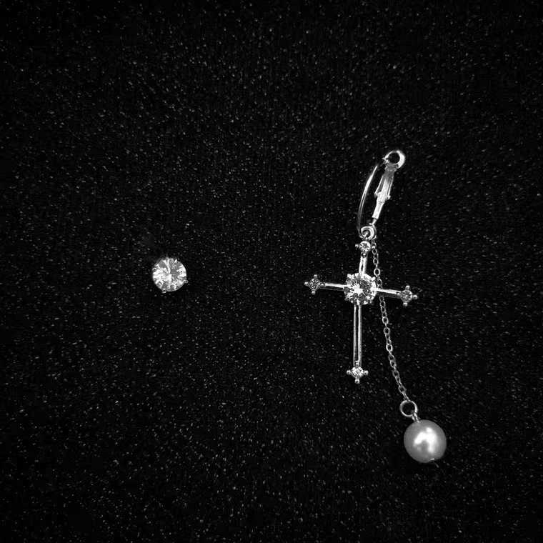 Bông Tai Hình Chữ Thập Lấp Lánh 22159