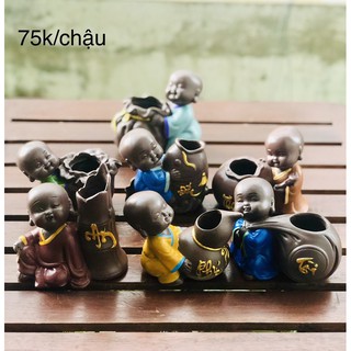Tượng chú tiểu ôm chậu cây phong thuỷ