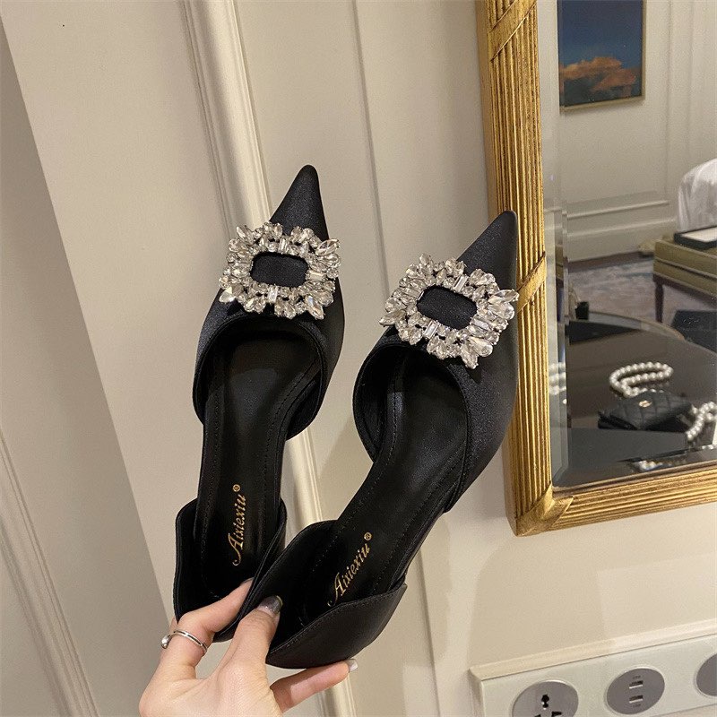 Giày búp bê bệt mũi nhọn gắn đá vuông